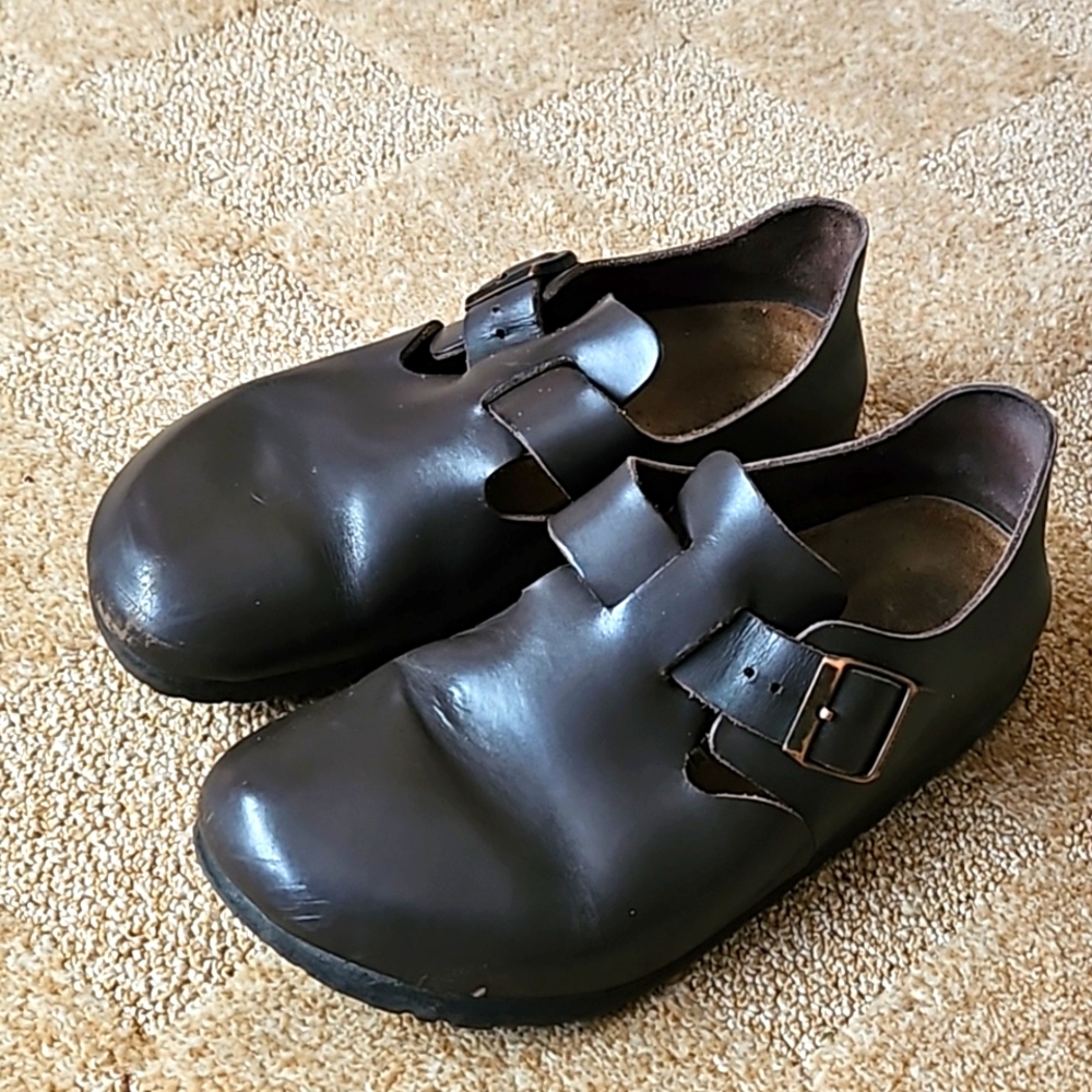 Birkenstock London Size 38.                Leather Closed Toe Clog Slip on shoes